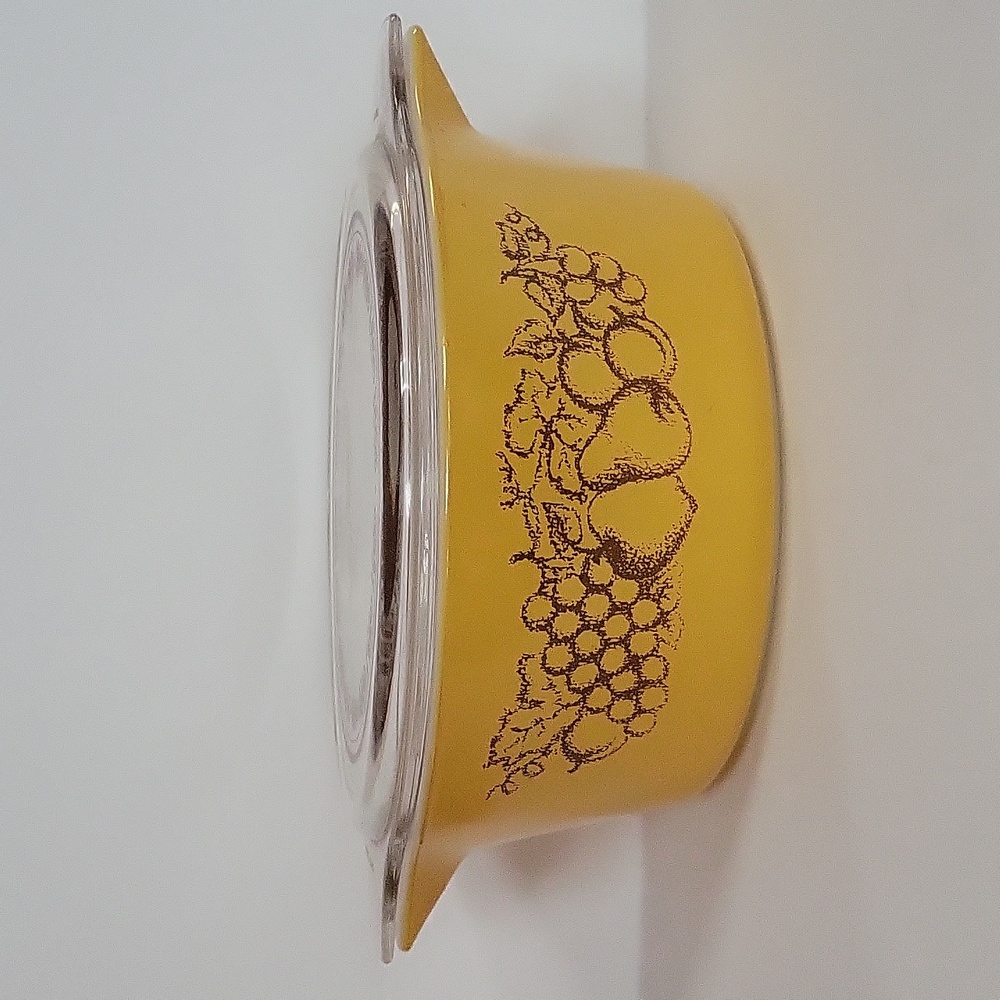 Old Orchard Pyrex 2½ Quart Round Casserole Dish No Lid